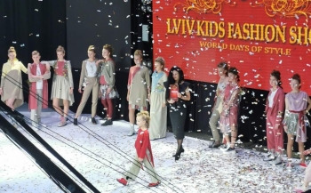 Театр вершина на Kids fashion show во Львове, Украина